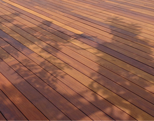 photo d'une terrasse protégée par une huile brun doré