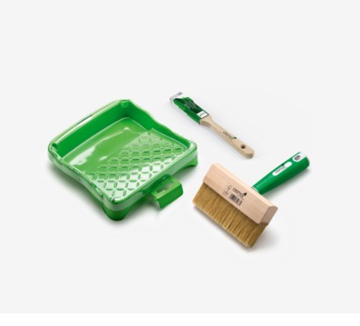 photo du Contenu du set d'application : bac avec racloir, grilles jetables (3 pces), brosse pour terrasses avec poignée (150 mm de large) et pinceau plat (25 mm)