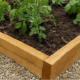 bordure de potager décorative fabriquée avec des traverses en chêne.